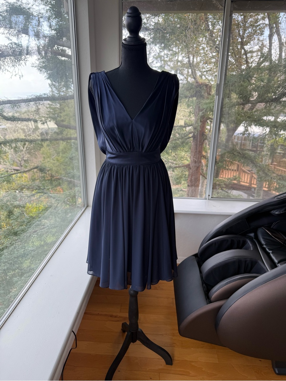 LIKE NEW Vera Wang Navy V-Neck Cocktail Dress 2 Wedding Guest Minimalist
